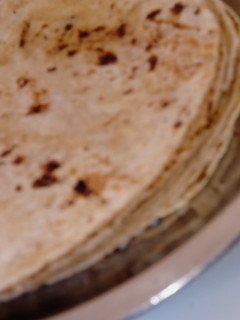 રોટલી (Rotli Recipe In Gujarati) રેસીપી મુખ્ય ફોટો