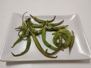 Una foto de piparra fritas