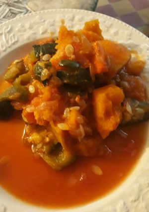 Una foto de Verduras en salsa roja