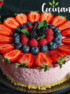 Una foto de Tarta de mousse de fresas