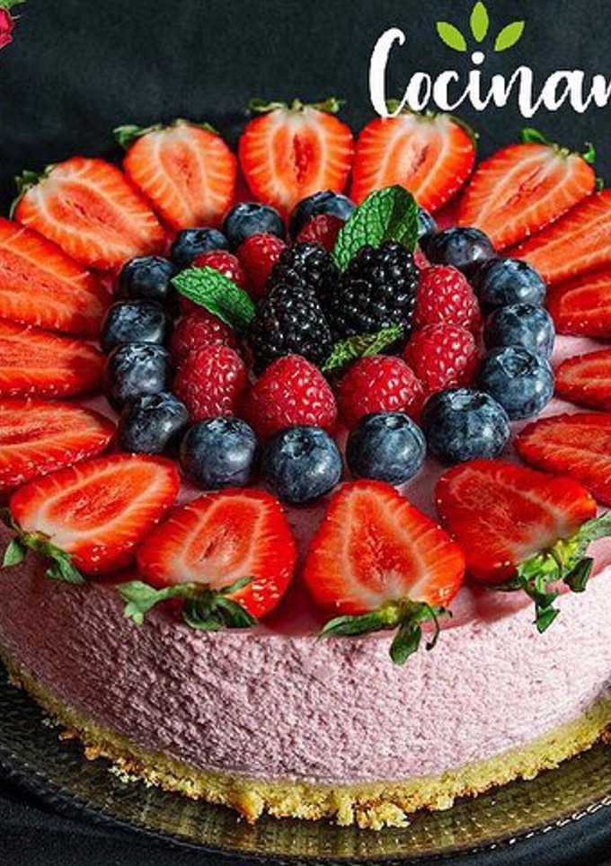 Una foto de Tarta de mousse de fresas