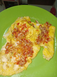 Foto resep Telur dadar sambal geprek #tantanganakhirtahun#masakditahunbaru