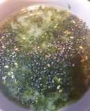 Sopa miso con algas crujientes Gim Jaban y sésamo negro