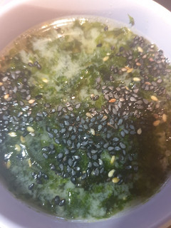Una foto de Sopa miso con algas crujientes Gim Jaban y sésamo negro