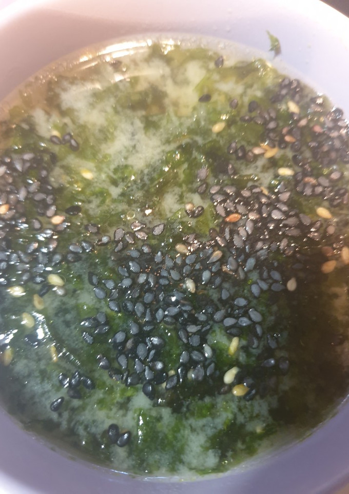 Una foto de Sopa miso con algas crujientes Gim Jaban y sésamo negro