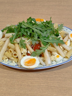 Una foto de Ensalada de pasta con queso feta, tomates cherry y espárragos blancos 😋😋😜