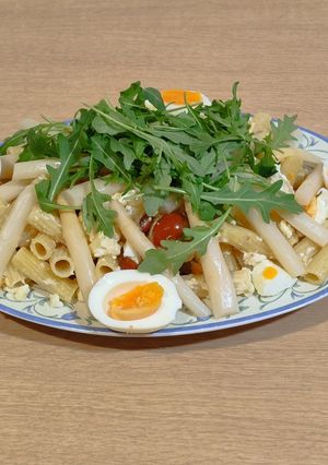 Una foto de Ensalada de pasta con queso feta, tomates cherry y espárragos blancos 😋😋😜