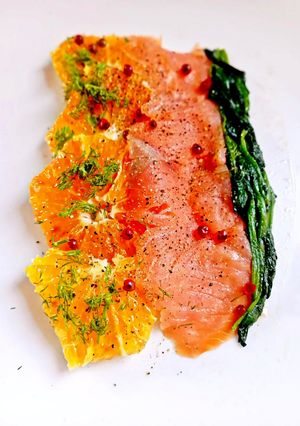 Foto di Salmone Affumicato con Bieta Arancia e Pepe Rosa