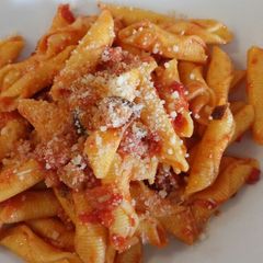 Garganelli con funghi e pancetta A picture of Garganelli con funghi e pancetta.
