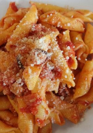 A picture of Garganelli con funghi e pancetta.