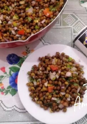 A picture of Kala Chana Chaat.