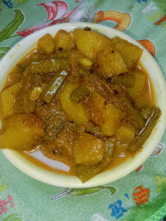 आलू सेम की सब्जी(aloo sem ki sabzi recipe in hindi) रेसिपी मुख्य फोटो