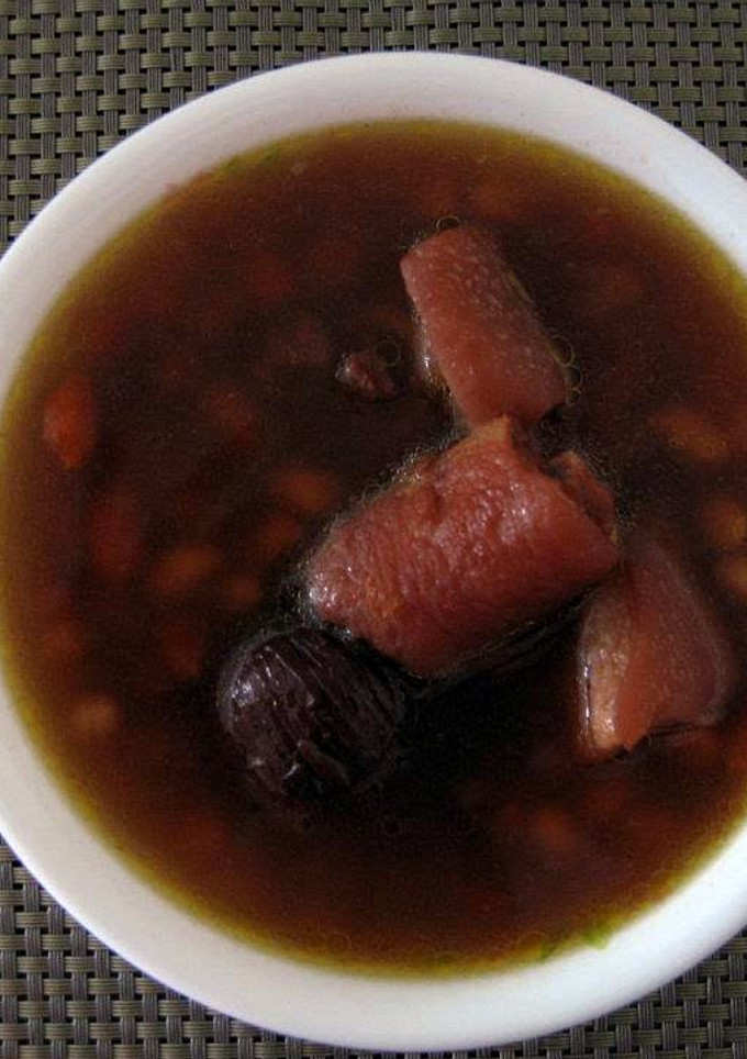 A picture of Peanut In Pork Tail Soup.