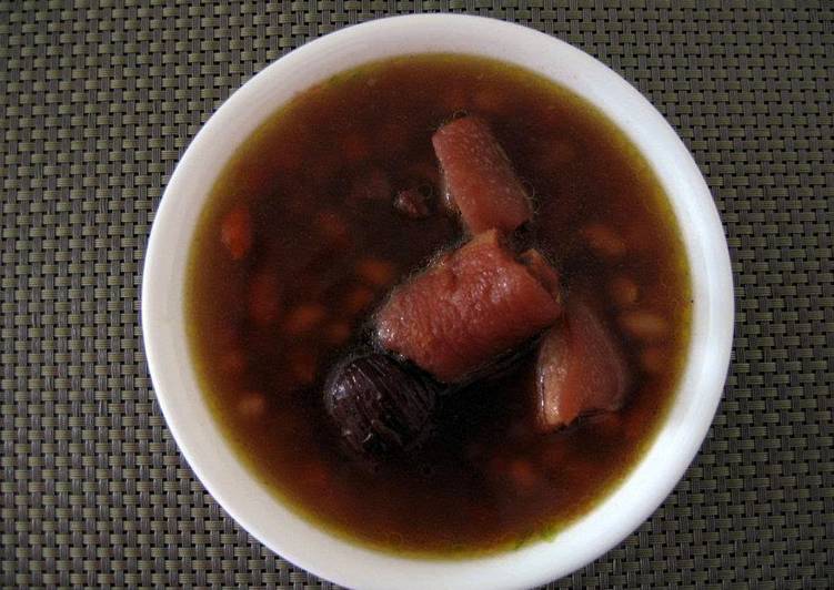 Simple Way to Prepare Perfect Peanut In Pork Tail Soup