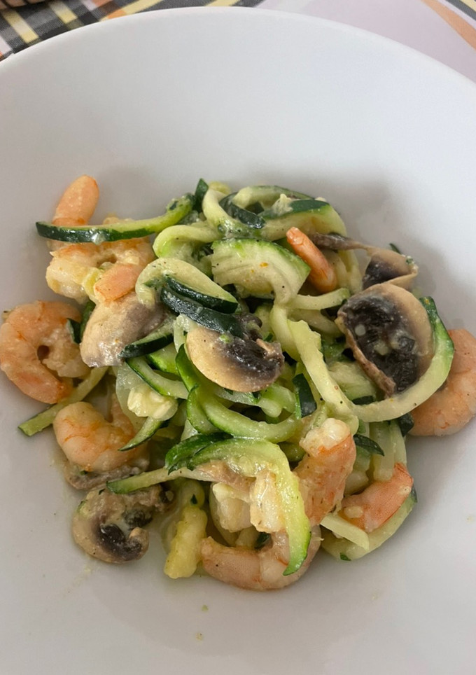 Una foto de Espaguetis de calabacín con langostinos, champiñones y salsa suave de curry