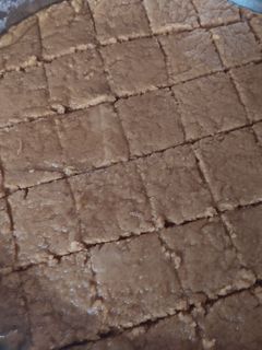 ગોળ પાપડી (Gol Papdi Recipe In Gujarati) રેસીપી મુખ્ય ફોટો