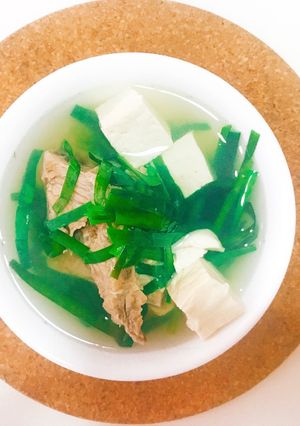 Hình của món Canh đậu hũ hẹ hầm với xương heo 🌱.