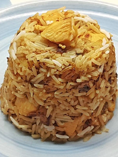 Una foto de Arroz Basmati frito con Pollo y Manzana Fuji