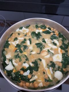 Una foto de Garbanzos con espinacas y huevo cocido