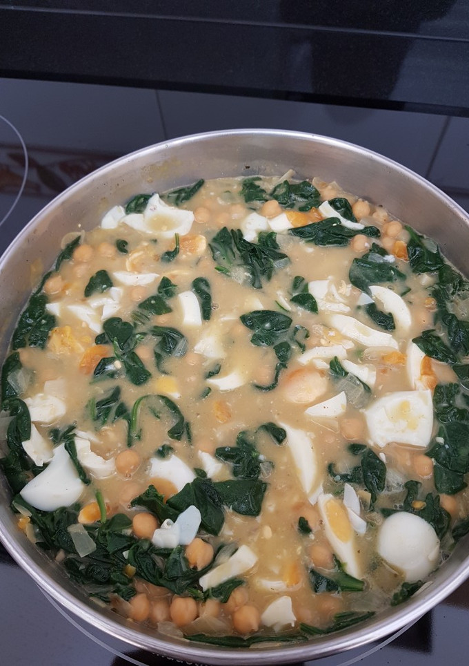Una foto de Garbanzos con espinacas y huevo cocido
