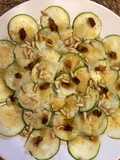 Carpaccio de calabacín con piñones, dátiles y emulsión de vinagre y aceite