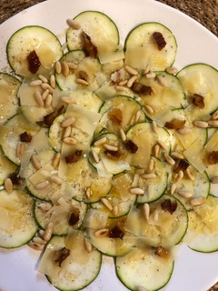 Una foto de Carpaccio de calabacín con piñones, dátiles y emulsión de vinagre y aceite