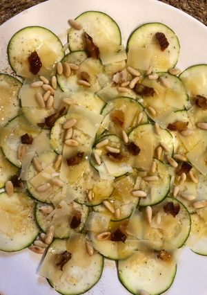 Una foto de Carpaccio de calabacín con piñones, dátiles y emulsión de vinagre y aceite