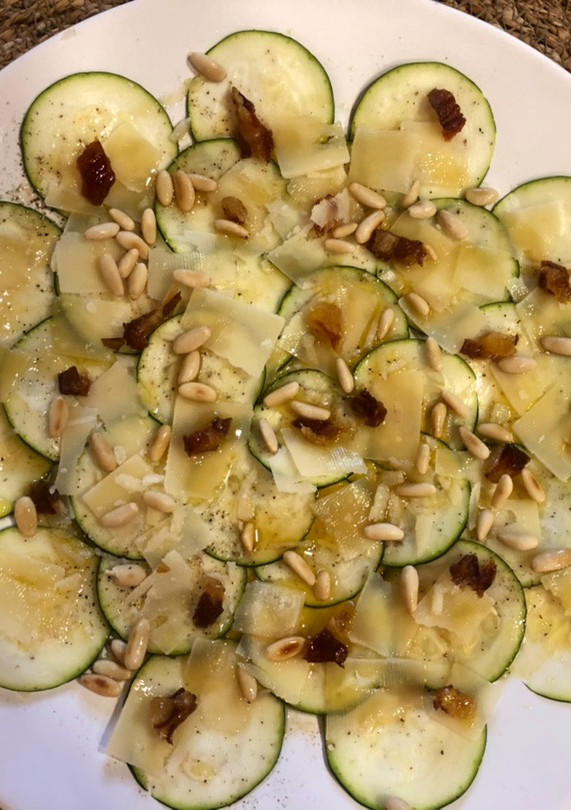 Una foto de Carpaccio de calabacín con piñones, dátiles y emulsión de vinagre y aceite