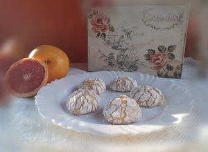 Una foto de Galletitas craqueladas de pomelo rosado