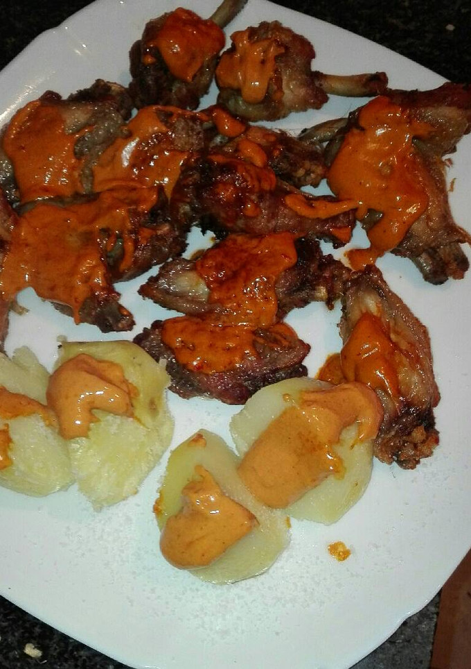 Una foto de Alitas al horno y patatas asadas con mojo Picón suave
