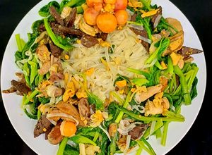 Hình của món Lòng gà và trứng gà non xào cải đắng và bánh đa nắm Quỳnh Côi.