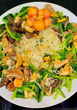 Hình của món Lòng gà và trứng gà non xào cải đắng và bánh đa nắm Quỳnh Côi.