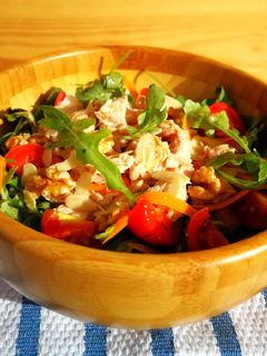 Una foto de Ensalada de rúcula con atún y zanahoria
