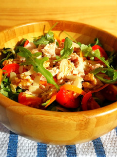 Una foto de Ensalada de rúcula con atún y zanahoria