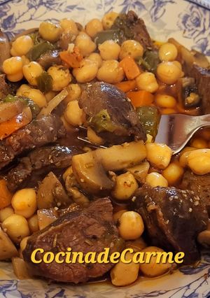 Una foto de Carrilleras ibéricas estofadas con garbanzos