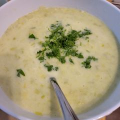 A picture of Potato and leek cream soup.