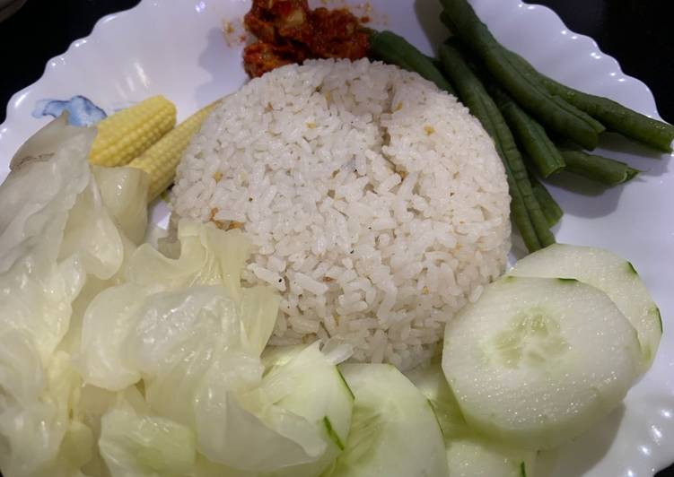 Nasi uduk + lalapan