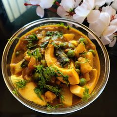 A picture of Aloo,muttor with boiled egg.