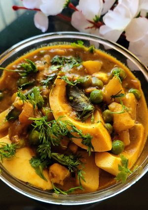 A picture of Aloo,muttor with boiled egg.
