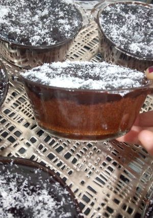 صورة لوصفة كيك روعة في فيرين فرديين مع صوص شوكولاته 🍫 هايل