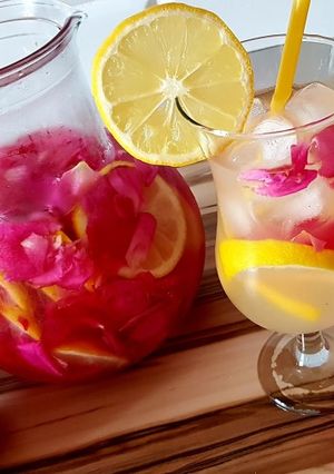 O poză a rețetei Limonada de trandafiri.
