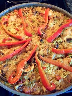 Una foto de Arroz con pollo y champiñones