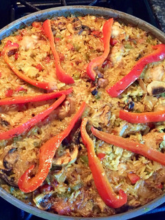 Una foto de Arroz con pollo y champiñones
