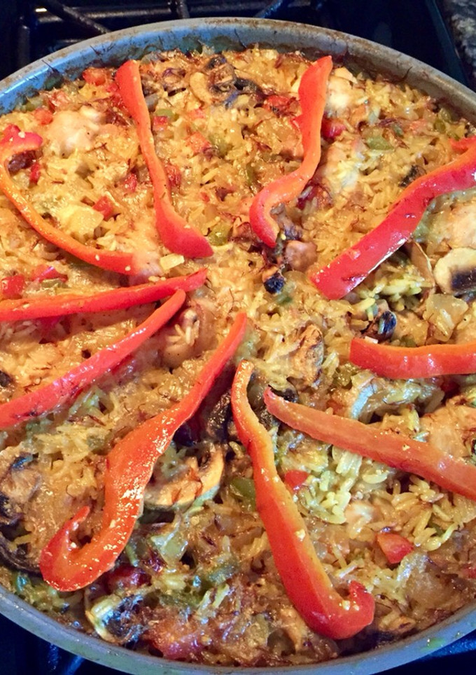 Una foto de Arroz con pollo y champiñones
