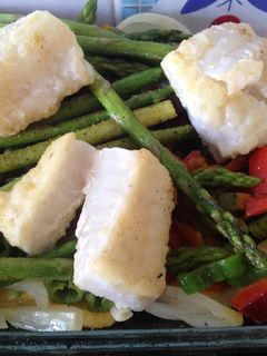 Una foto de Bacalao con verduras al horno