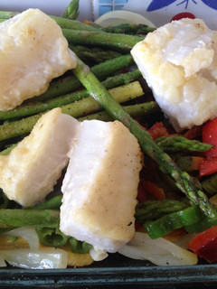 Una foto de Bacalao con verduras al horno