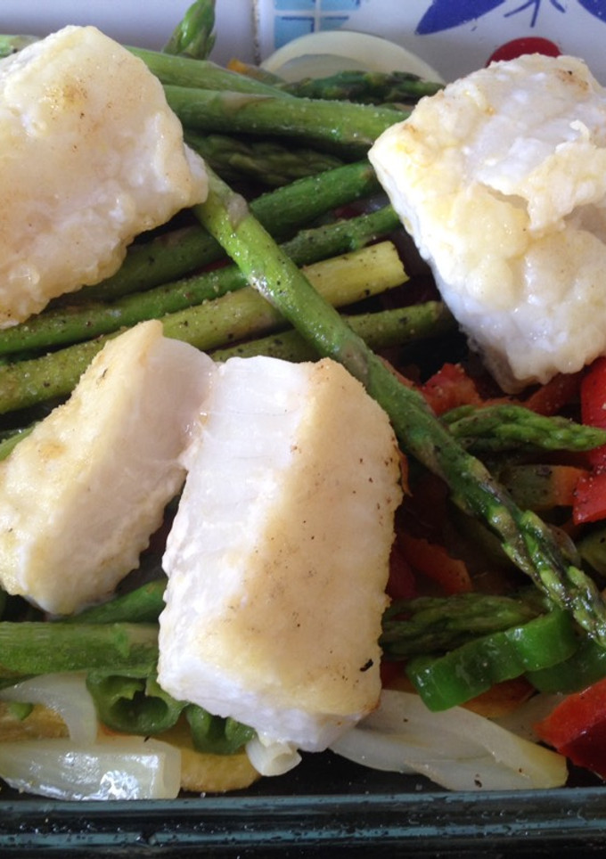 Una foto de Bacalao con verduras al horno