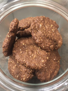 Una foto de Galletas sanas de chocolate y avena, con panela