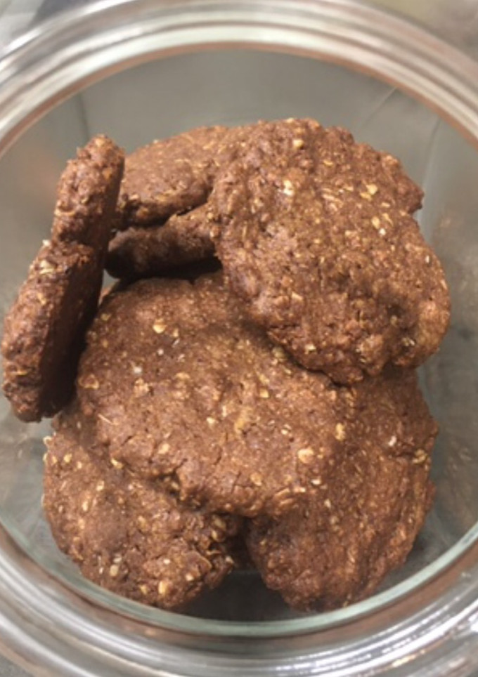 Una foto de Galletas sanas de chocolate y avena, con panela