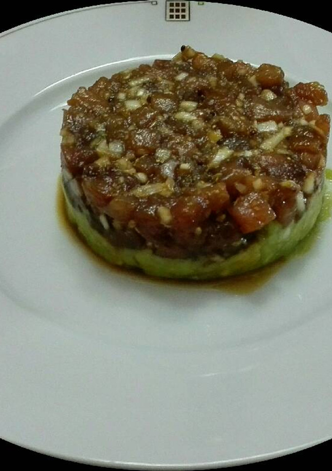 Una foto de Tartar de atún en cama de guacamole